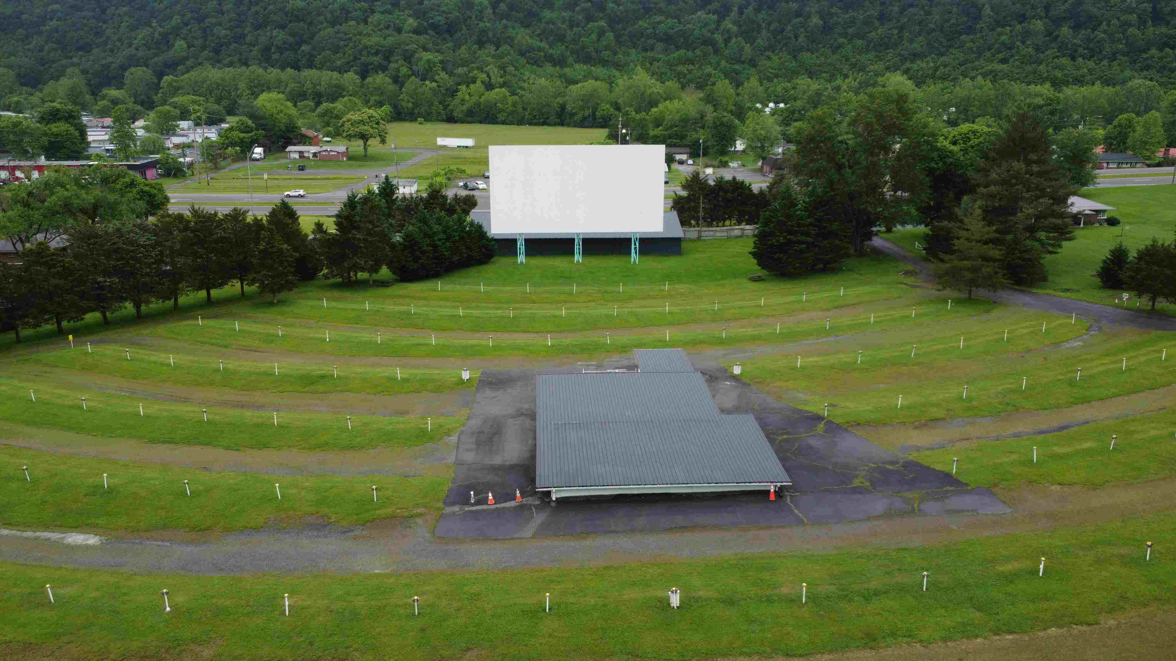 Twin City Drive In Screen / Building